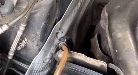 Cách thêm và thay dầu trợ lực lái ô tô Cách thêm và thay dầu trợ lực lái ô tô