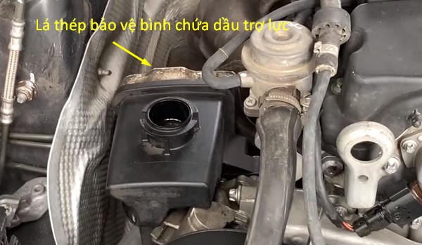 Cách thêm và thay dầu trợ lực lái ô tô Cách thêm và thay dầu trợ lực lái ô tô