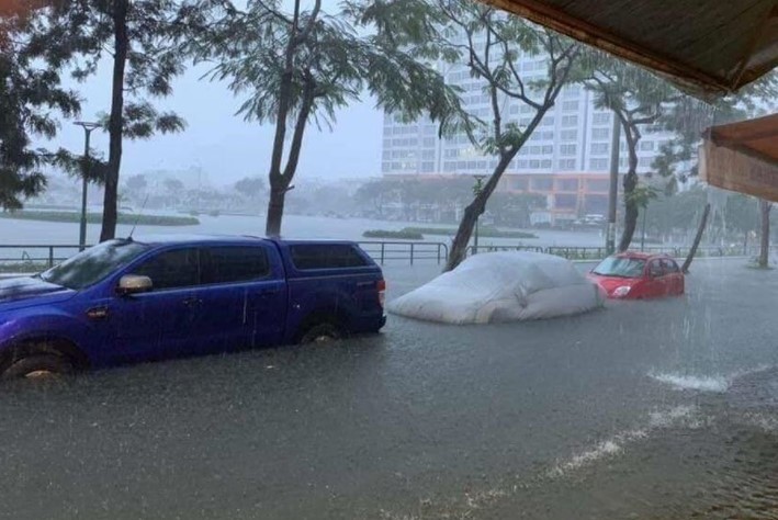 xe ô tô bị ngập nước xe ô tô bị ngập nước